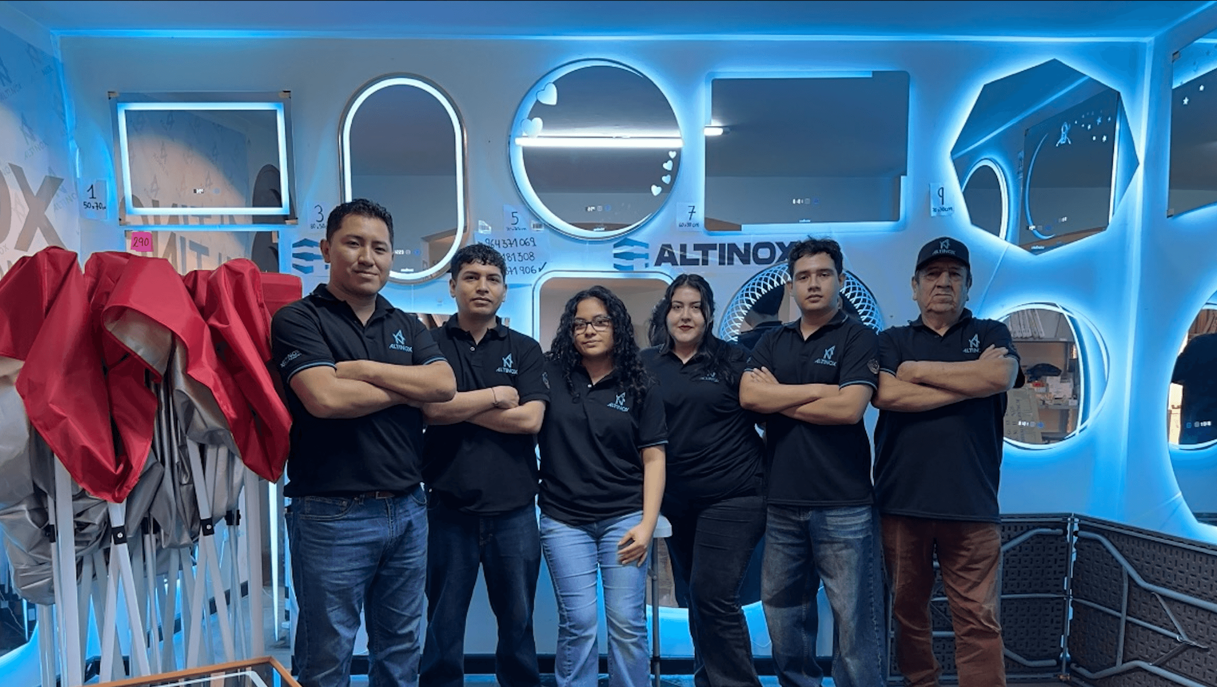 Equipo de Altinox Importaciones en su showroom de espejos LED